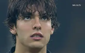 山东舰驶入维多利亚港的震撼