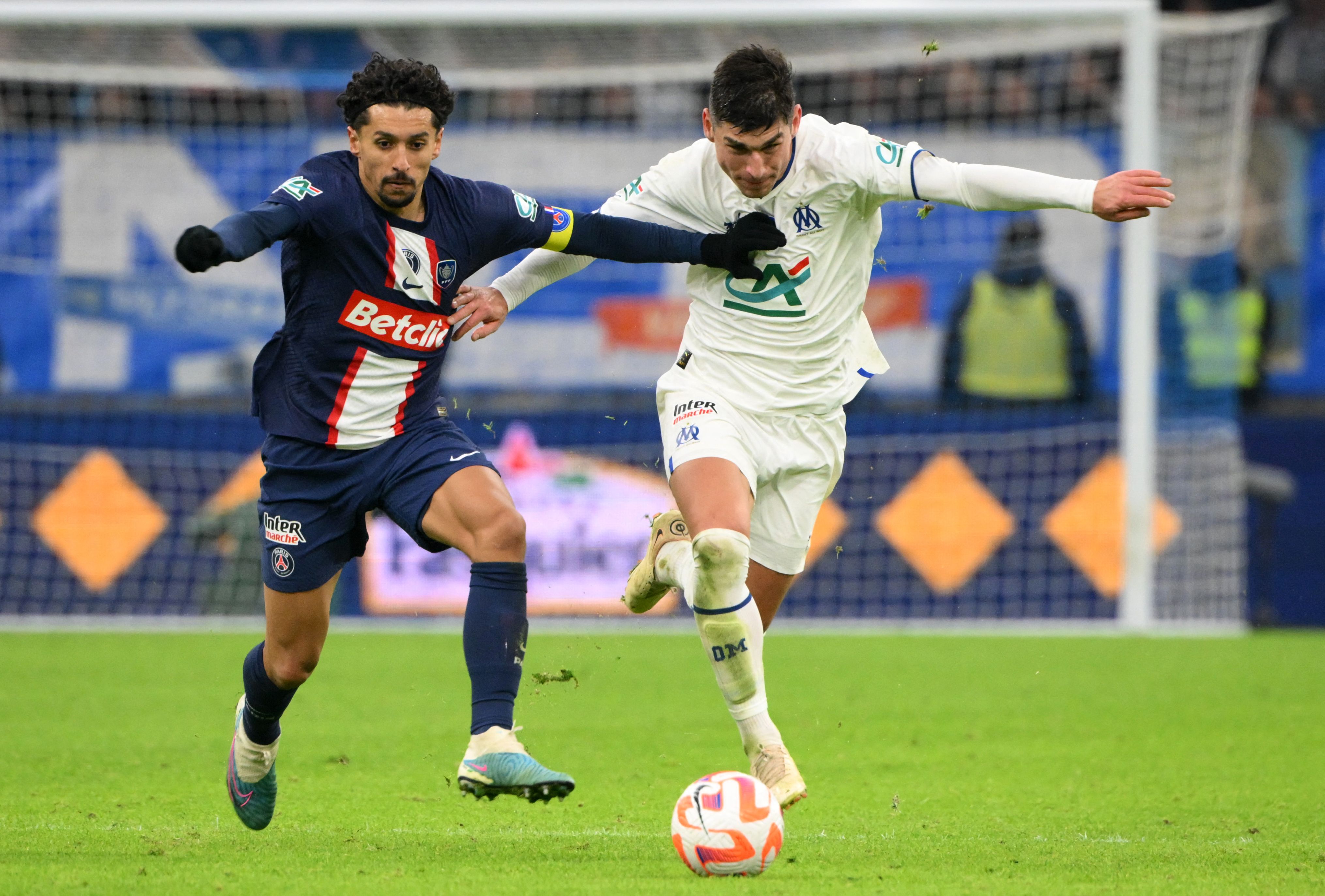 包含法国杯赛程吃紧，马赛集结日临场应变，话题不断，轮换策略成焦点的词条