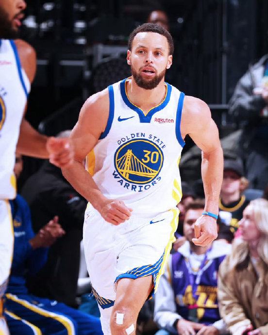 包含转折点广东宏远手感冰凉新疆广汇赛后外线爆发，这一次真的库里赛事官方发布势不可挡新规的词条