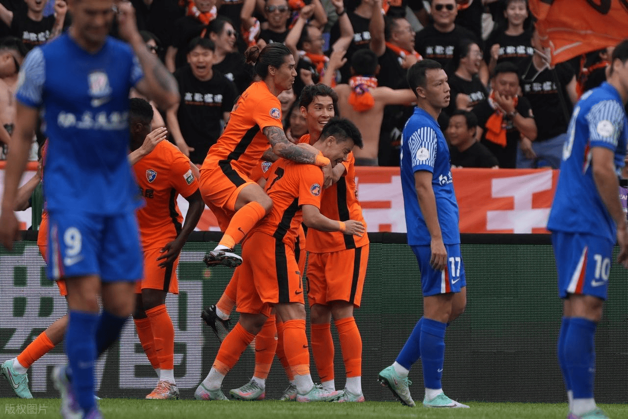 包含太狠了！上海申花强势反弹备战德甲多伦多猛龙状态回暖备战英超，集结日本菲卡造点机会的词条